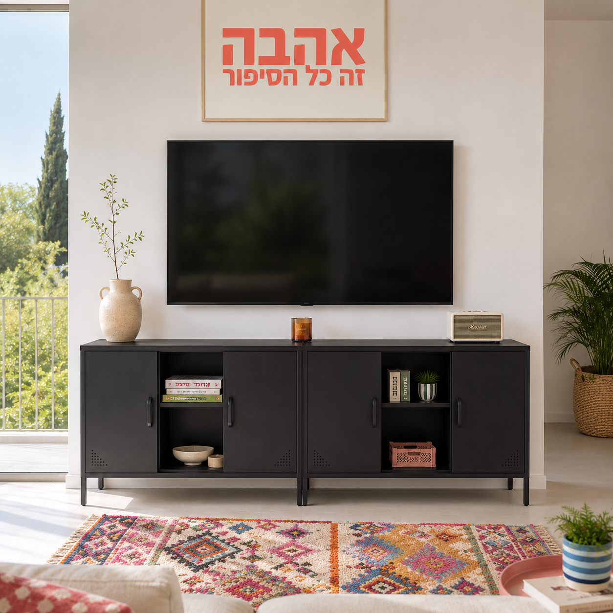 מזנון טלוויזיה מתכת שחור בסלון בסגנון בוהו, עם שטיח צבעוני וכריות