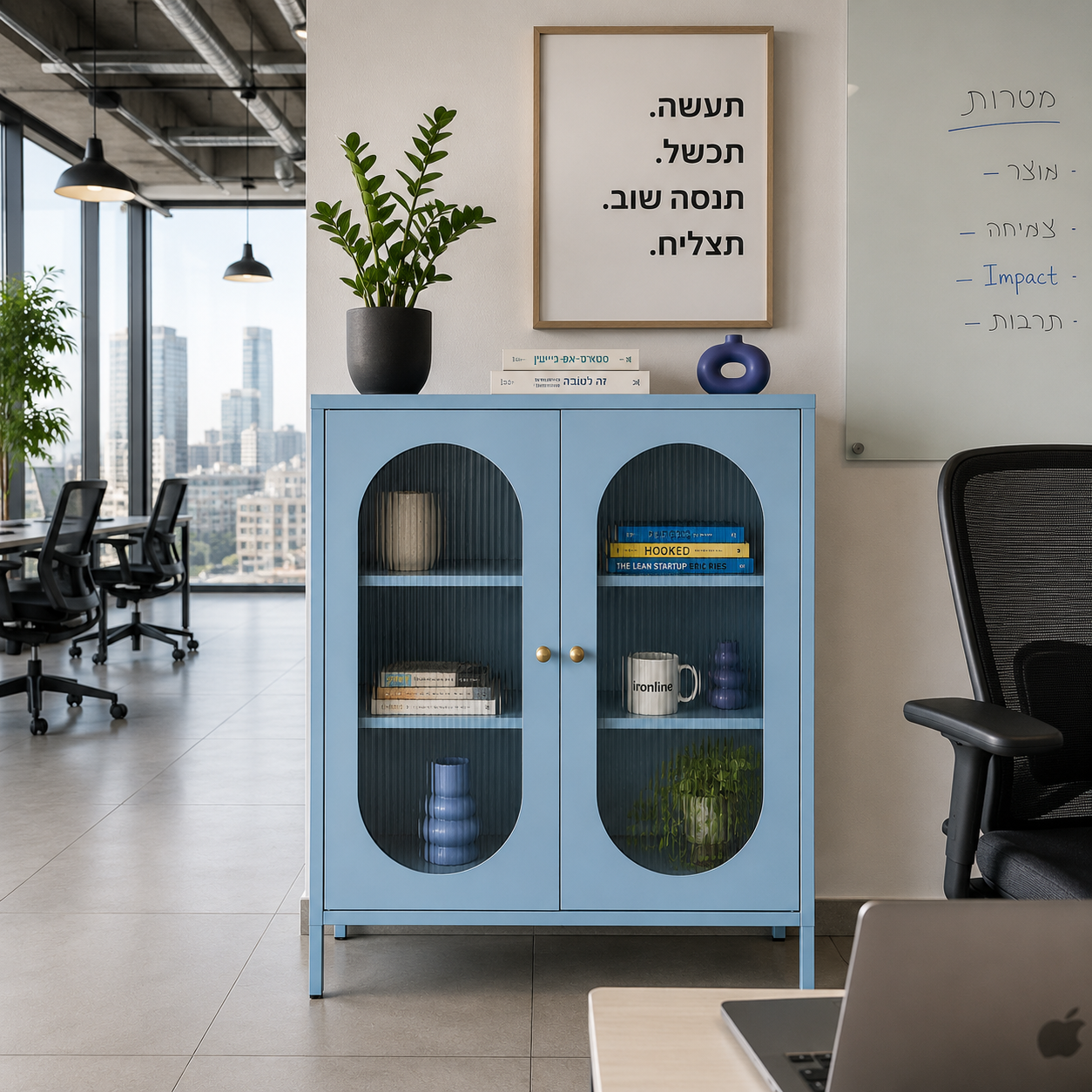 מזנון תכלת עם שתי דלתות זכוכית מפוספסת במשרד מודרני, ליד שולחן עבודה