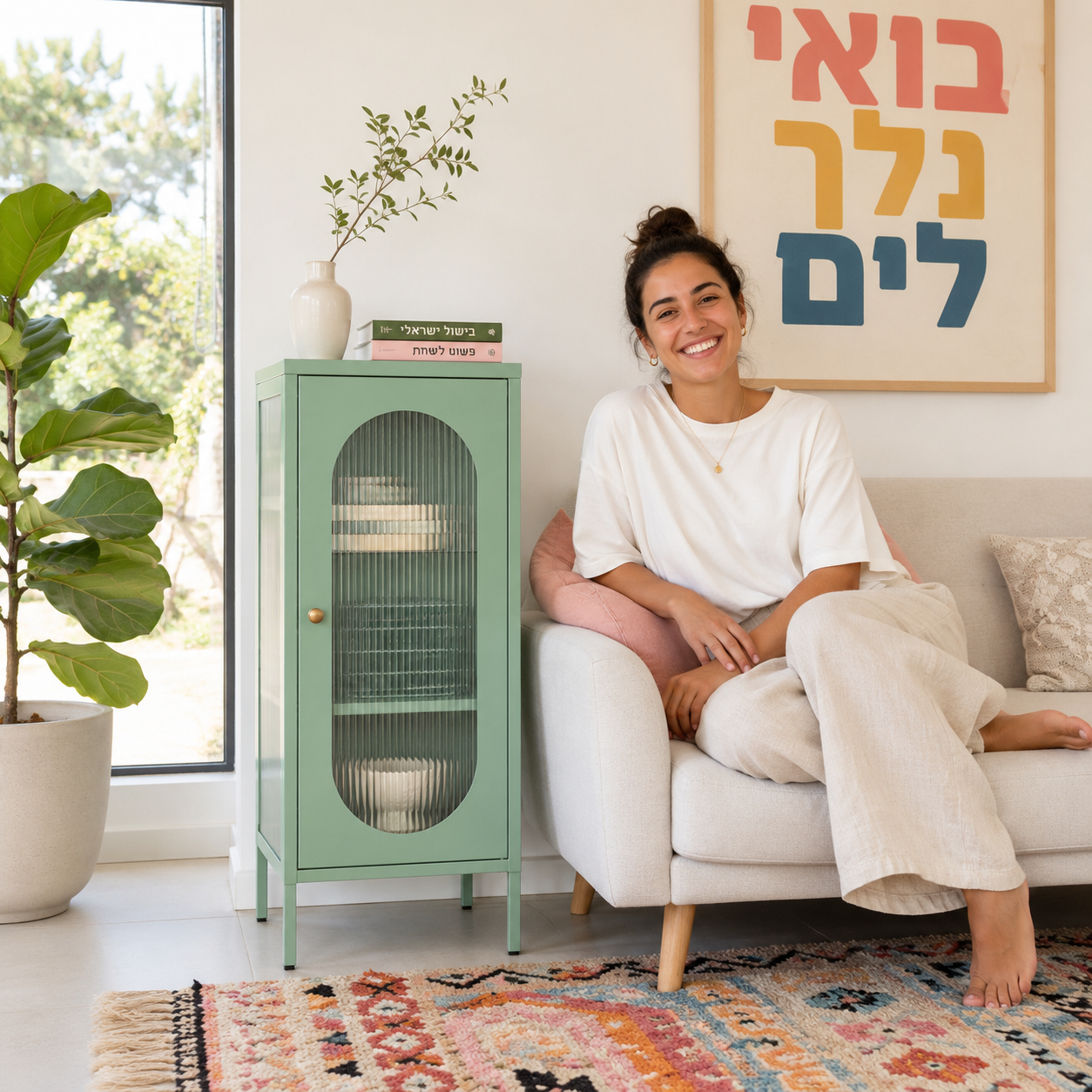 מזנון ירוק מנטה עם דלת זכוכית מפוספסת בסלון ביתי, לצד ספה ושטיח צבעוני