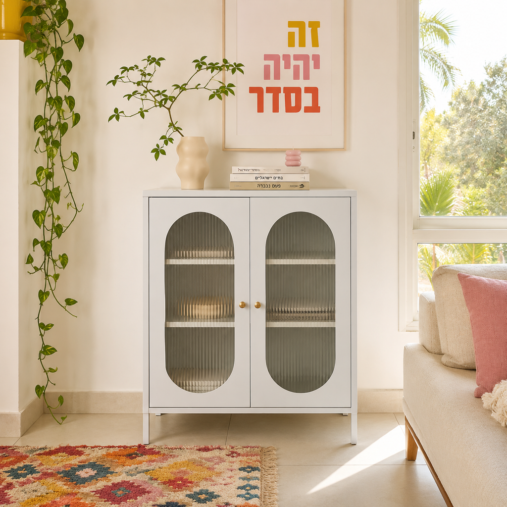 מזנון לבן עם שתי דלתות זכוכית מפוספסת קשתיות בסלון, ליד ספה ושטיח צבעוני
