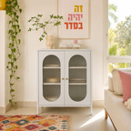 מזנון לבן עם שתי דלתות זכוכית מפוספסת קשתיות בסלון, ליד ספה ושטיח צבעוני