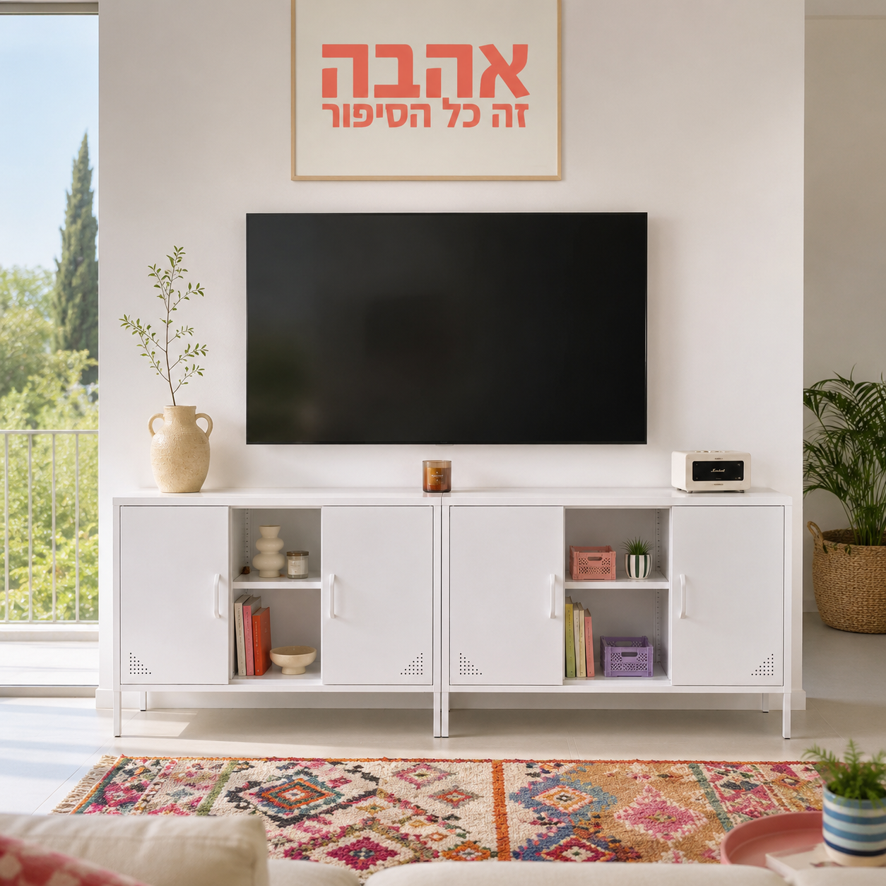 מזנון טלוויזיה מתכת לבן בסלון בסגנון בוהו, עם שטיח צבעוני